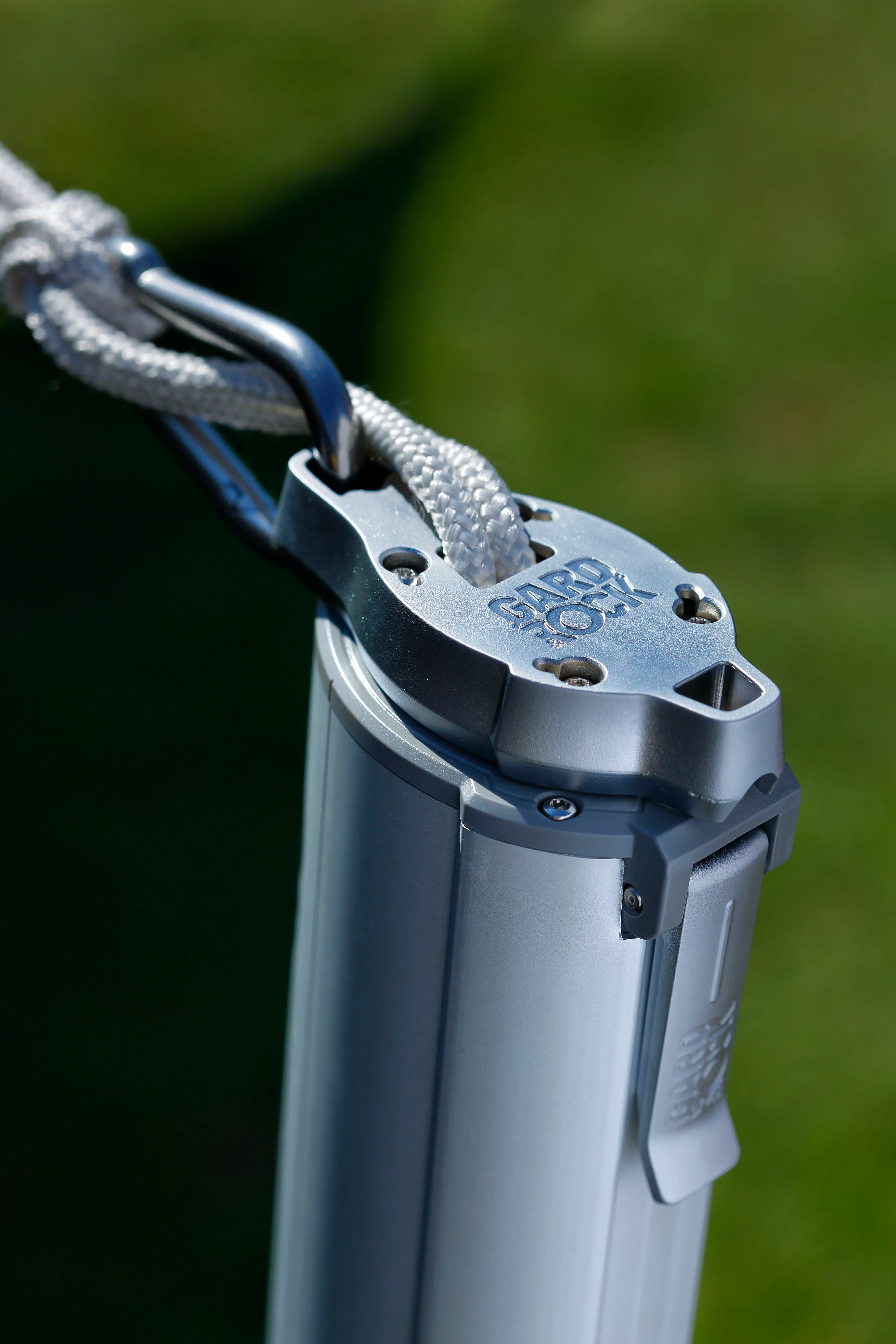 Moschettone che fissa facilmente la vela con la corda ben riposta all’interno del palo