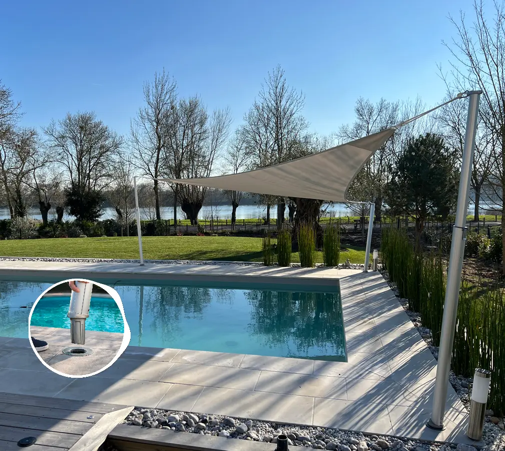 Vela ombreggiante che protegge una piscina dai raggi solari con dettaglio del palo telescopico