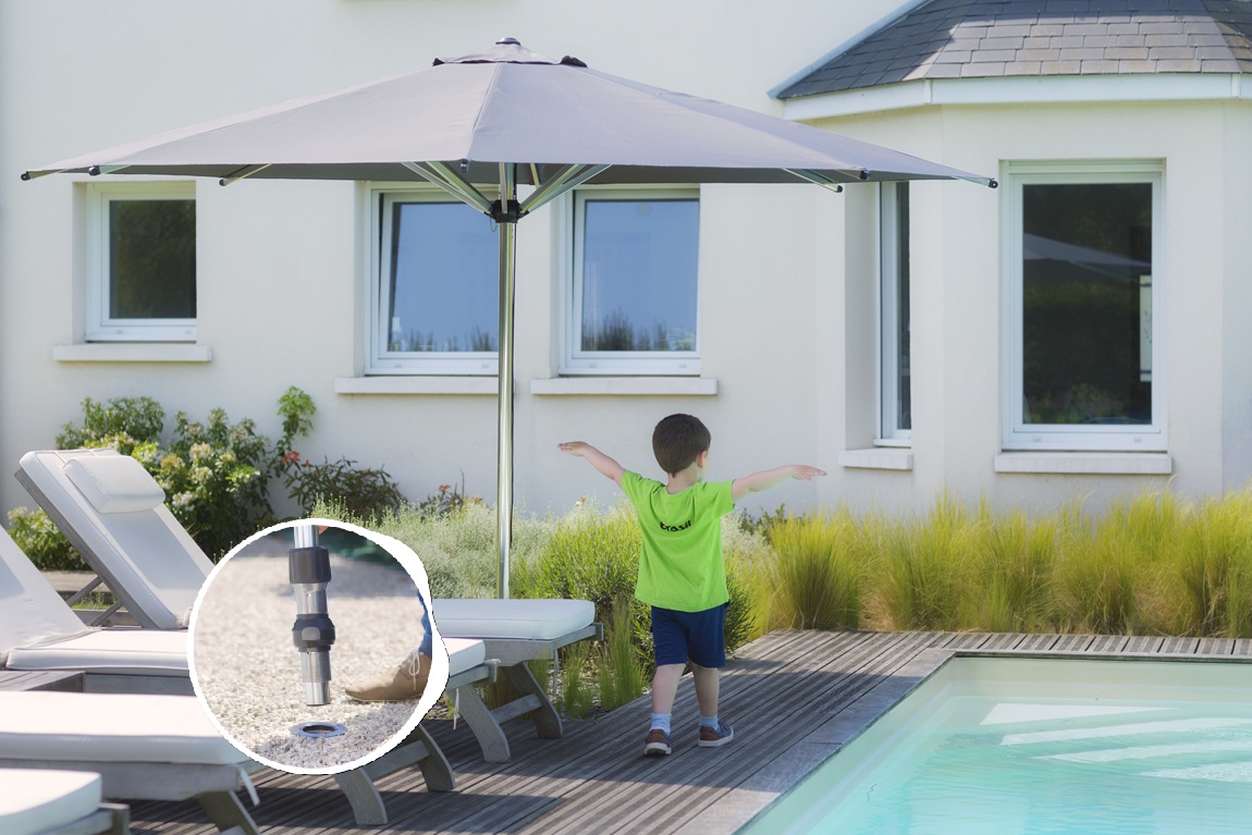 Ombra di un ombrellone diritto su una sdraio a bordo piscina