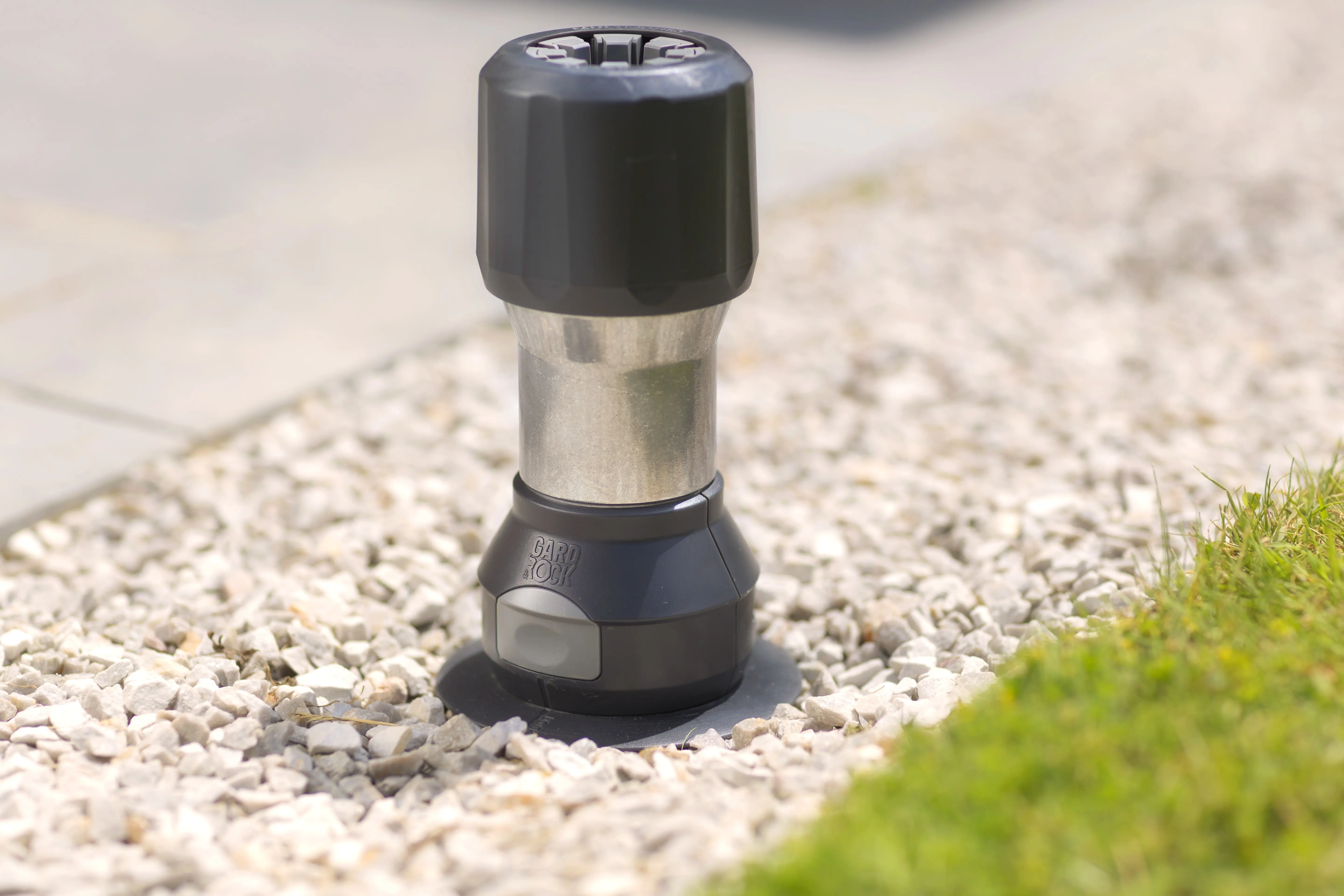 Supporto per ombrellone discreto che si aggancia e si sgancia facilmente