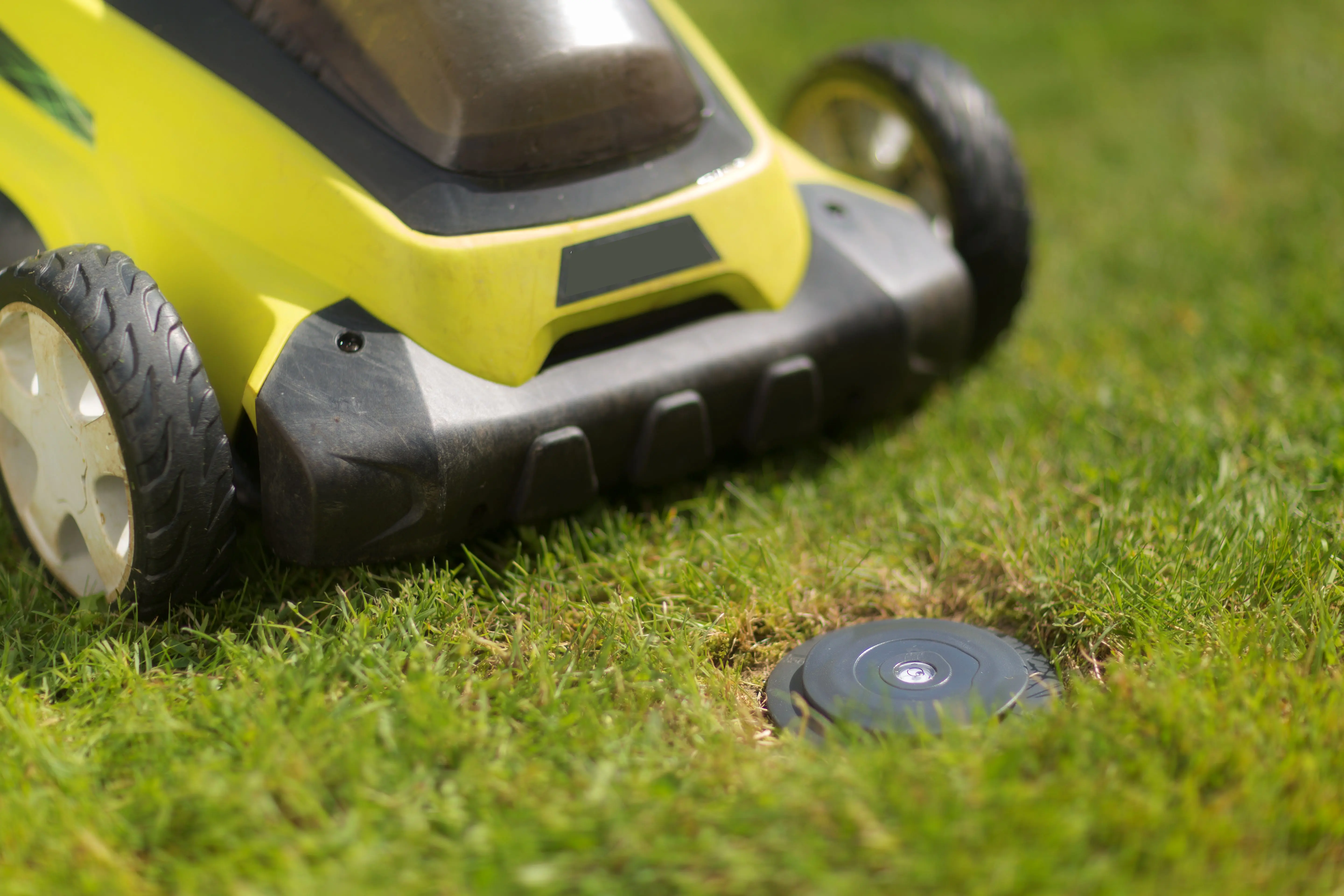 Il tagliaerba passa sopra la base di ancoraggio senza ostacoli