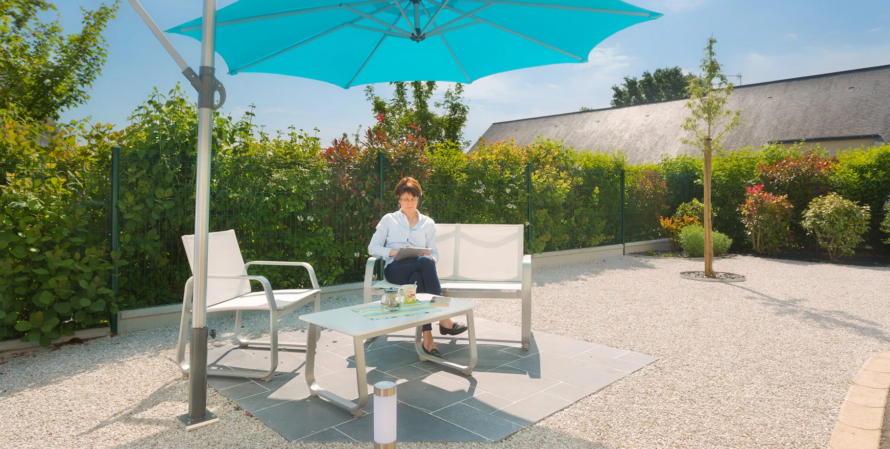 ombrellone decentrato fissato con base Gard&Rock su ancoraggio sigillato invisibile sotto ghiaia