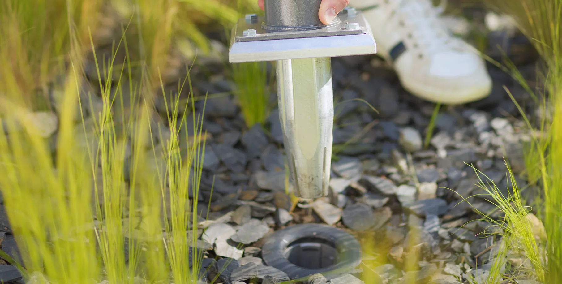 dettaglio del basamento di ombrellone decentrato semplicemente inserito nella base a terra Gard&Rock
