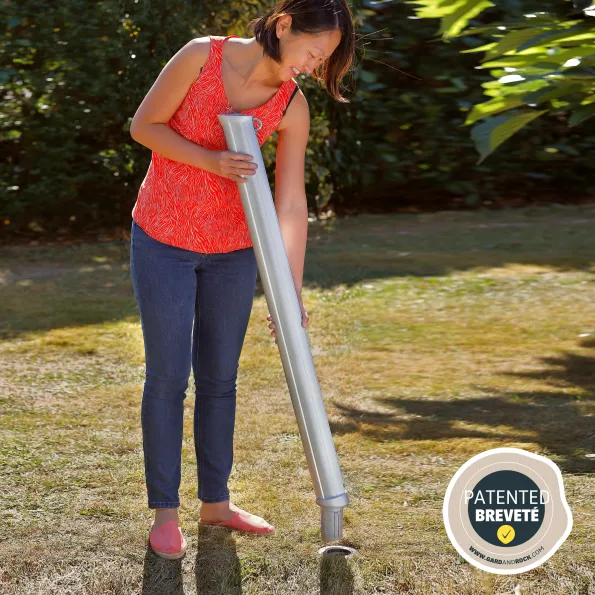 Poteau de hamac amovible, système discret et compact pour jardin sans installation permanente.