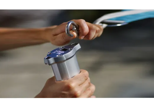 fissaggio facile e veloce di una vela ombreggiante con moschettone su palo telescopico