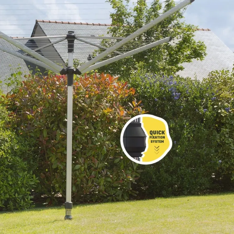 stendibiancheria tipo ombrello fissato in una base per palo dritto inserita nell’ancoraggio a terra, installazione stabile e pratica