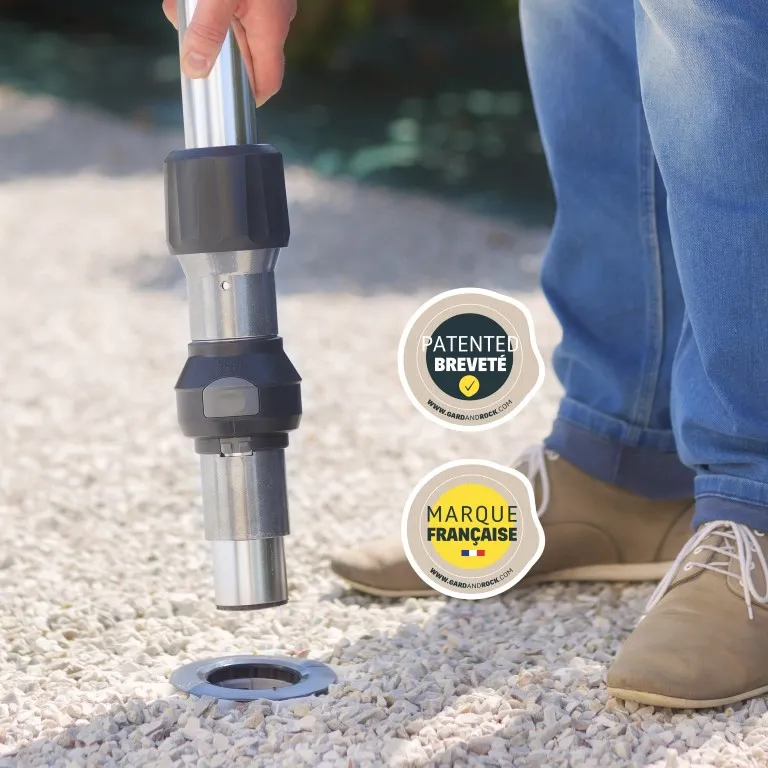 fissaggio intuitivo di una base per ombrellone in ancoraggio a terra, gesto rapido e semplice con sistema a scatto