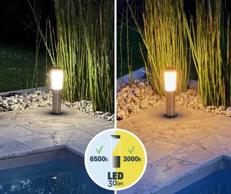 Lampada solare integrata con discrezione in un’aiuola accanto a una terrazza piscina in legno, illuminazione armoniosa.