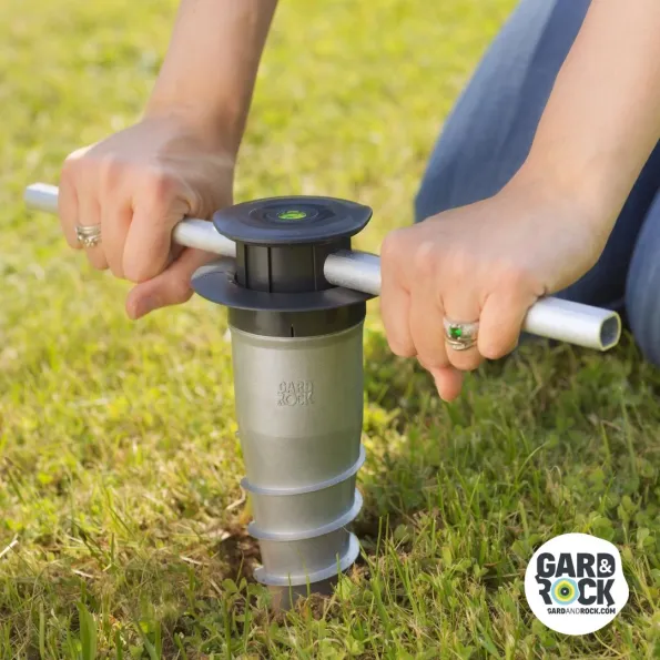 Montage manuel de la base d’ancrage Gard&Rock au sol, système de vissage simple et efficace