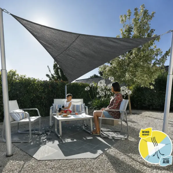 Telo ombreggiante installato su terrazza, crea uno spazio ombreggiato ed elegante per pranzi all’aperto.