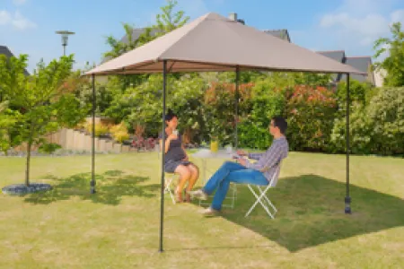 Soluzione di supporto per gazebo senza piastre di zavorra né piedi ingombranti, fissaggio discreto e stabile per spazi aperti.