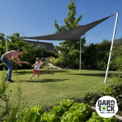 Voile d’ombrage écru pour le jardin, taud triangulaire tendu sur pelouse pour créer de l’ombre