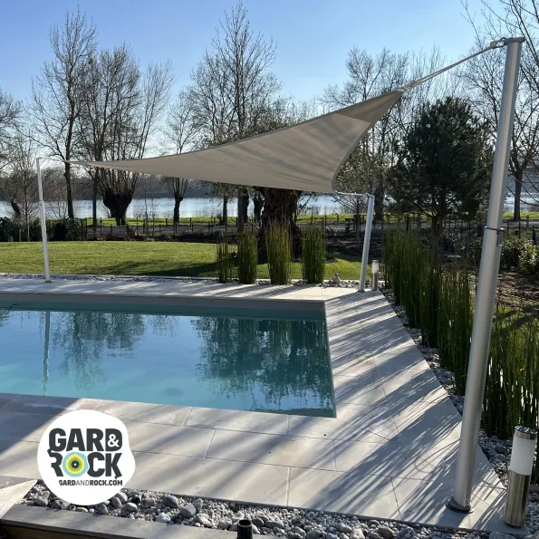 Albero a vela ombreggiante attorno alla piscina