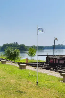 Ancrage au sol amovible pour drapeau