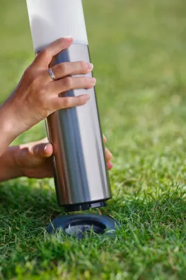 Système Gard&Rock : borne solaire clipsée au sol pour éclairage extérieur sans travaux